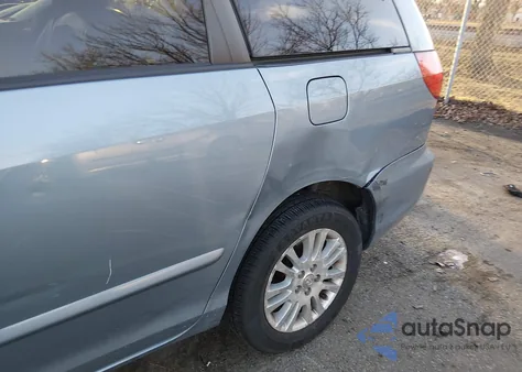 2008 Toyota Sienna Xle z USA, uszkodzony, nr VIN 5TDBK22C58S011221